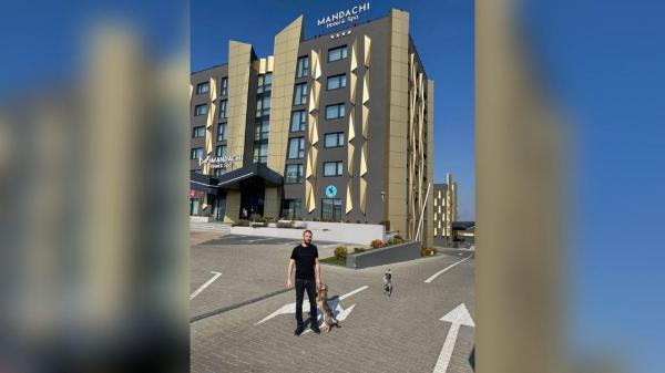 Ștefan Mandachi își oferă hotelul de 4 stele medicilor, asistentelor și forțelor de ordine din Suceava