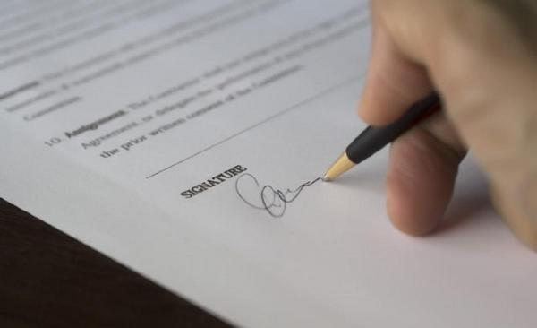 9 lucruri la care trebuie să fii atent când semnezi un contract de angajare