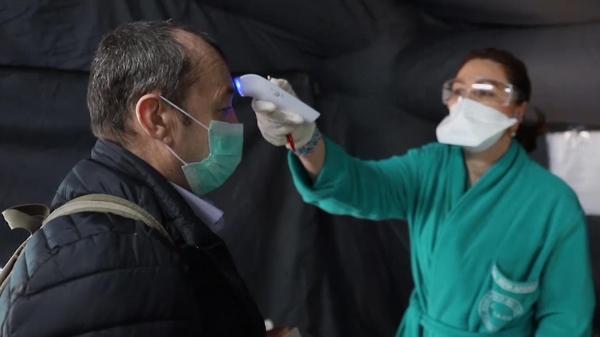 Medic testează de coronavirus un pacient