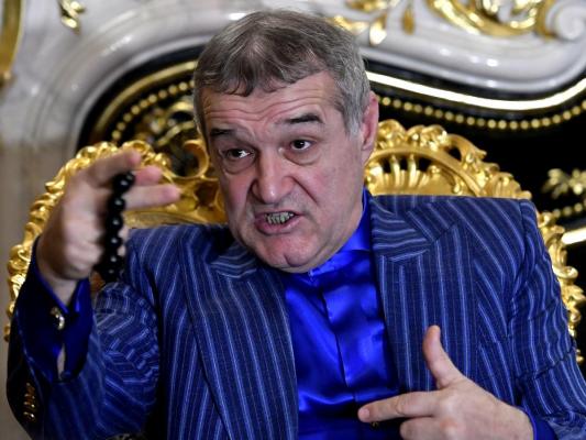 Gigi Becali, în timpul unei conferințe de presă