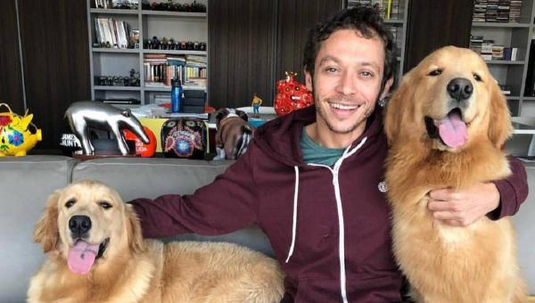 Valentino Rossi și cei doi câini ai săi
