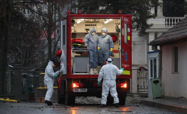 Echipaj de ambulanță la un caz de coronavirus