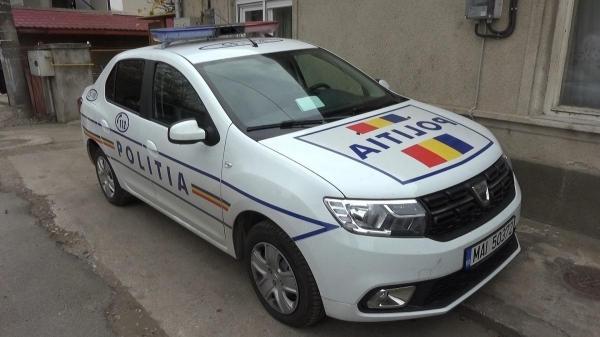 O maşină de Poliţie este parcată în faţa secţiei