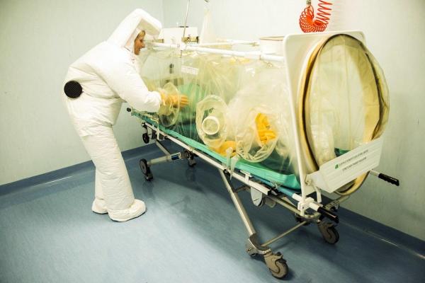 Medici în costum de protecţie verifică o izoletă