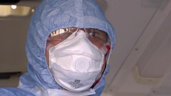 Medic român într-o ambulanță cu caz de coronavirus