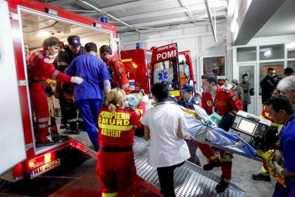 Raniti sunt urcati in ambulante in fata spitalului de urgenta Floreasca