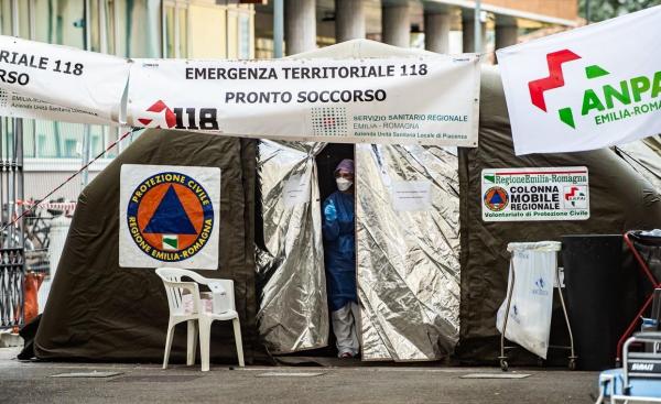 Medic italian iese dintr-un cort pentru pacienți cu coronavirus