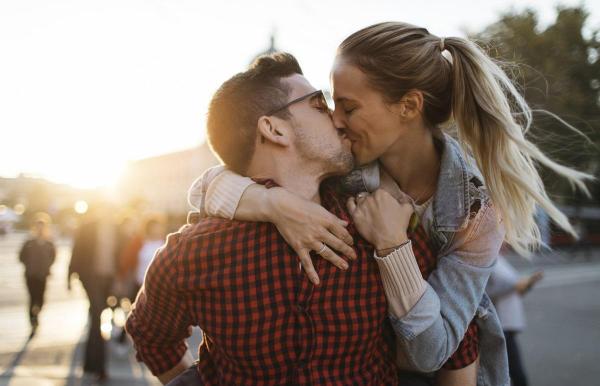 Femeie şi bărbat sărutându-se