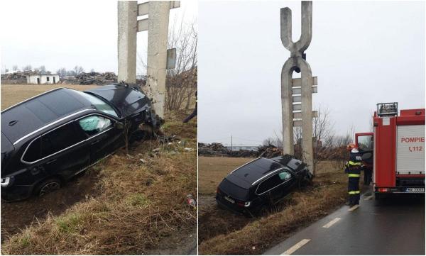 Maşina a itnrat în indicatorul de beton de la intrarea în oraş