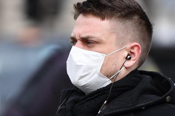 Tânăr cu mască de protecţie