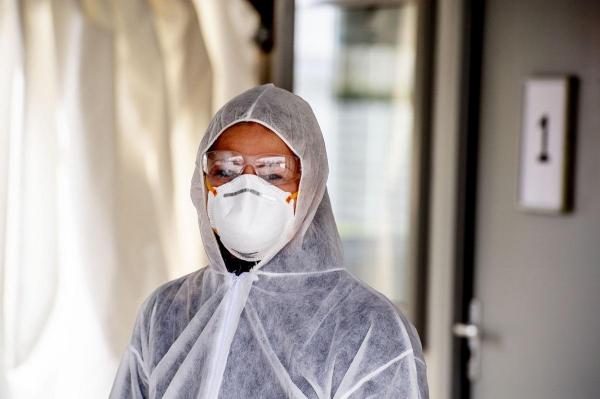 Un medic cu mască de protecție