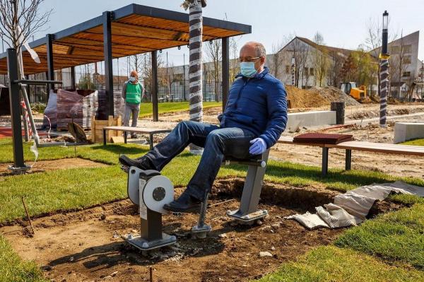 Emil Boc a testat un aparat de fitness, în noul parc din Cluj