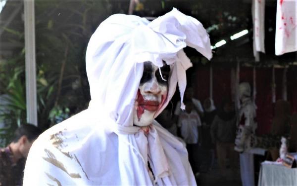 Locuitori speriați cu fantome, ca să stea în casă, în Indonezia (Video)