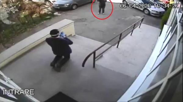 Daniel Drăgăoi, în timp ce se roagă în genunchi ca să scape județul de coronavirus