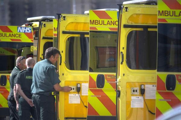 Lucrătorii din sistemul sanitar acționează la foc continuu în Marea Britanie