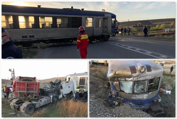 Un tren a deraiat, după ce a izbit un camion care nu a oprit la bariera de la Lețcani