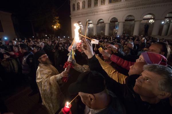 Românii și grecii stau acasă în Noaptea de Înviere, în vreme ce rușii își ignoră Patriarhul