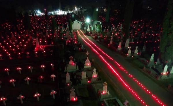 18.000 de candele luminează iîn toate cimitirele din Râmnicu Vâlcea