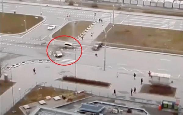 Momentul dramatic în care un Hyundai se rupe în două, după ce este lovit în plin de o Mazda, pe un drum din Rusia (Video)