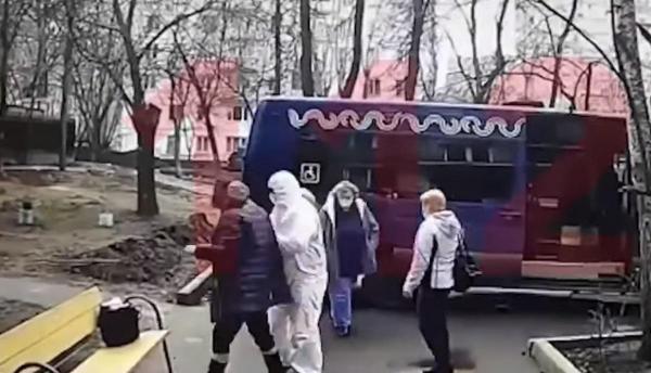 O femeie din Rusia a murit pe o bancă din fața casei, la o zi după ce a fost testată negativ la coronavirus (Video)