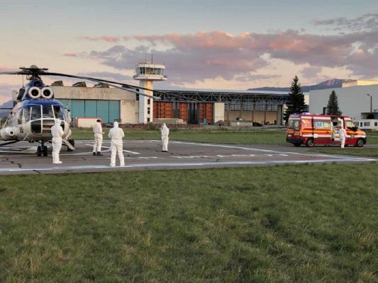 A decedat unul dintre pacienții cu Covid-19, transportați cu elicopterul de la Brașov la Ploiești