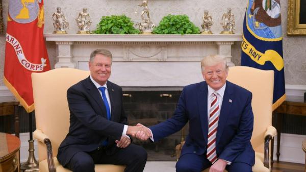 Klaus Iohannis și Donald Trump își strâng mâinile în biroul oval