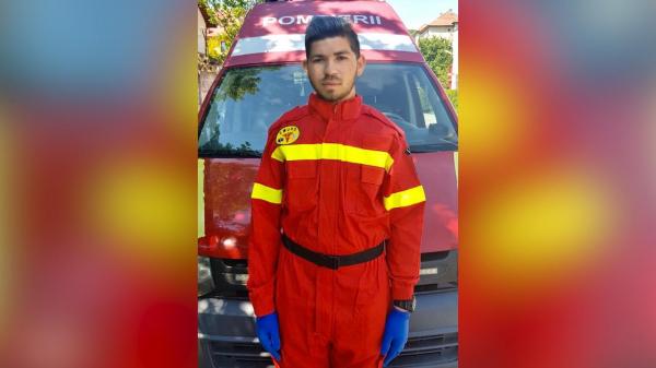 Eduard, voluntar SMURD, în fața unei ambulanțe