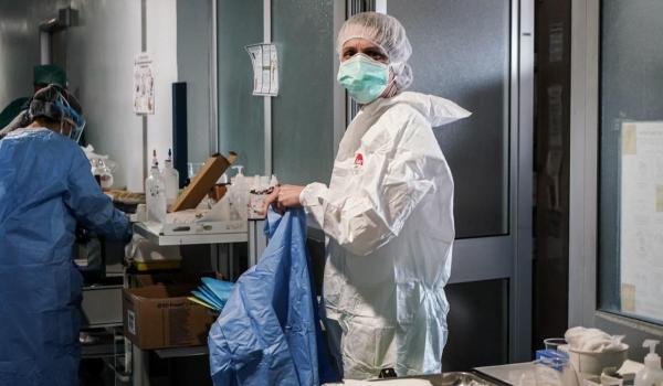 Medic într-un spital cu pacienți de coronavirus în Italia