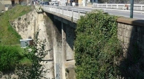 Tânăr român s-a prăbușit în gol 15 metri, de pe un pod în Italia. Băiatul de 27 de ani a murit pe loc