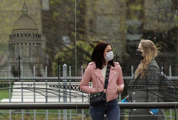 Biologul Erin Bromage spune că oamenii trebuie să evite zonele închise, cu o slabă circulație a aerului
