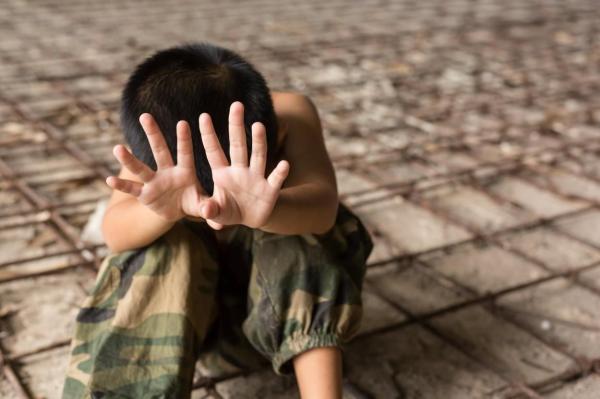 Drama unui copil, abuzat de doi români în Italia. Mama şi concubinul îi aruncau mâncare pe jos și îl țineau dezbrăcat