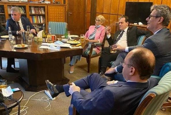 Premierul Orban și unii miniștri apar într-o fotografie fumând în birou și consumând alcool în sediul Guvernului
