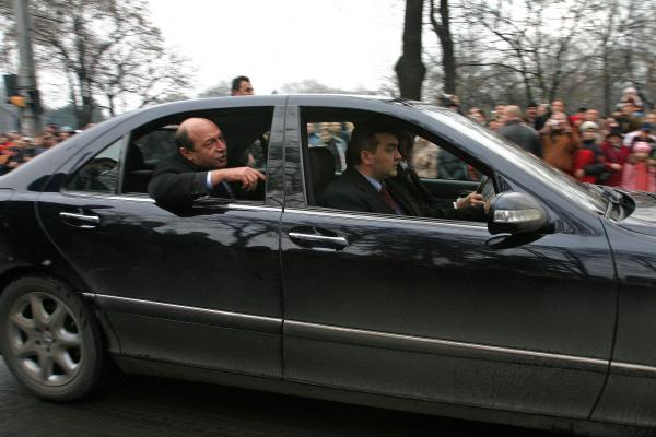 Coloana oficială a lui Traian Băsescu implicată într-un accident rutier