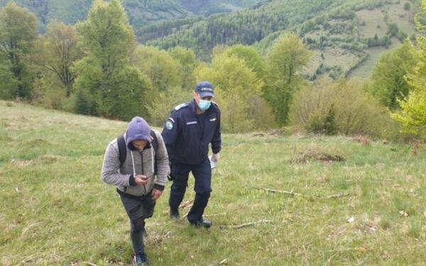 Bărbatul a fost ajutat de jandarmi să ajungă la destinație