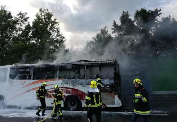 Reacția MAE, după ce un autocar plin cu români a luat foc pe o autostradă din Austria