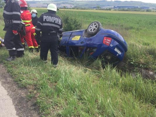 Un tănăr şofer de TIR a răsturnat maşina şcoală, în care se aflau elevi şi instructorul, după o depăşire periculoasă
