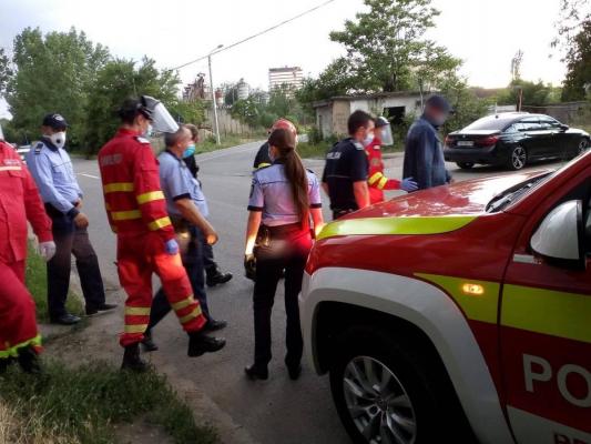 Intervenţie a pompierilor pentru un bărbat întins pe calea ferată, la Timişoara, barierele erau deja coborâte