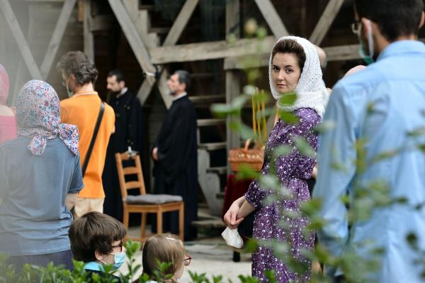 Slujbele religioase vor fi reluate în interiorul bisericilor