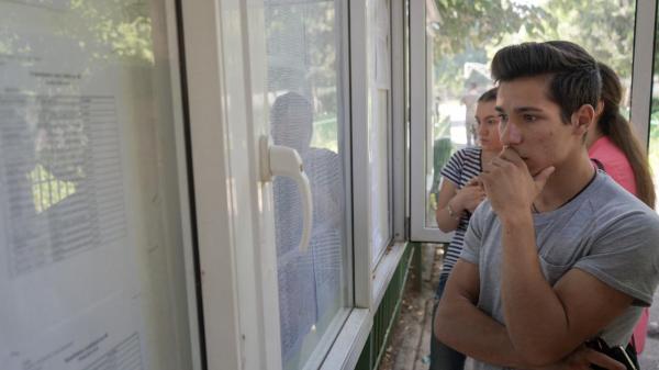 Elev privește tabelul cu rezultate la Bacalaureat