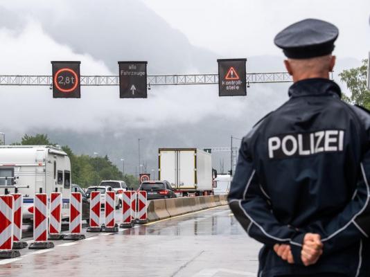 Muncitori români întorși din drum la granița cu Germania.