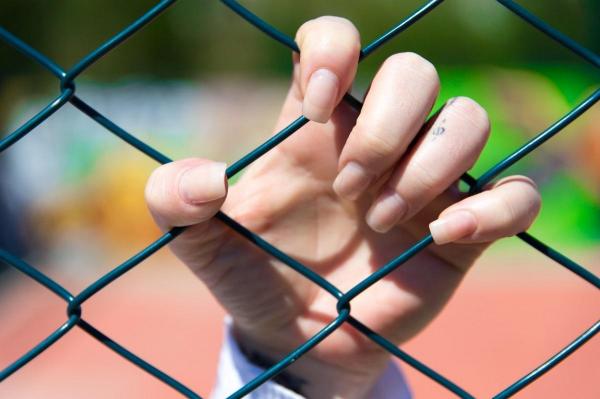 Tatăl fetelor le-a abuzat și batjocorit ani la rând