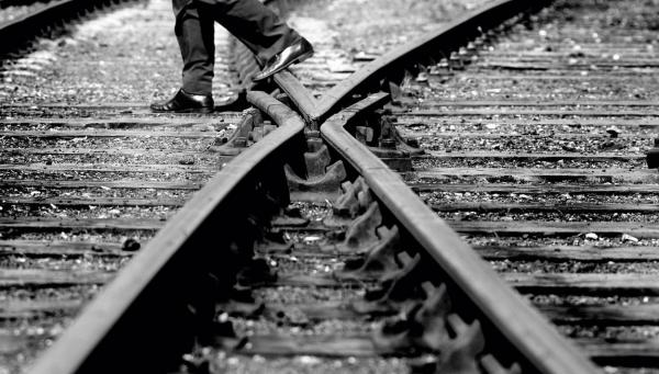 Botoșăneanul care și-a înjunghiat fosta iubită, la Albești, s-a aruncat în fața trenului