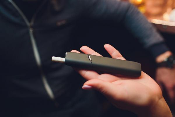 Produs IQOS în mâna unei femei