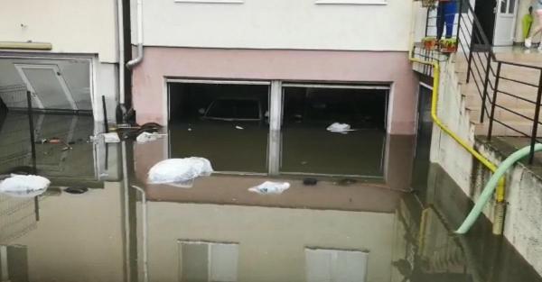 Mașini sub apă la Alba Iulia, subsolurile blocurilor au fost inundate în urma ploilor torențiale (Video)