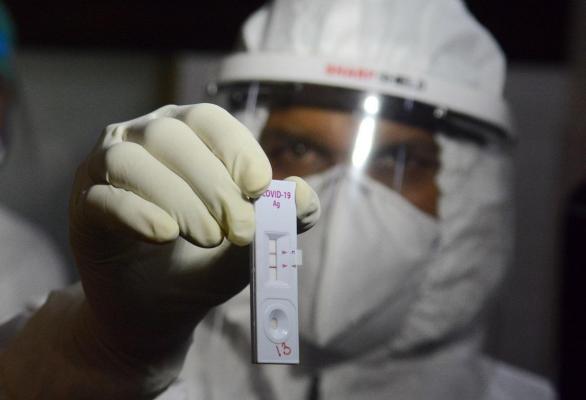 Numărul cazurilor noi de infectări cu noul coronavirus se menține constant în România