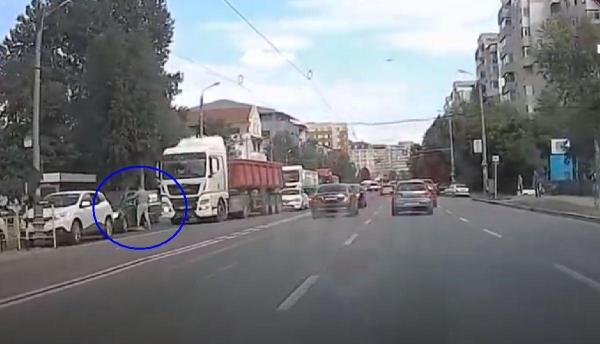 Șofer de TIR filmat când lovește un alt șofer după o șicanare in trafic