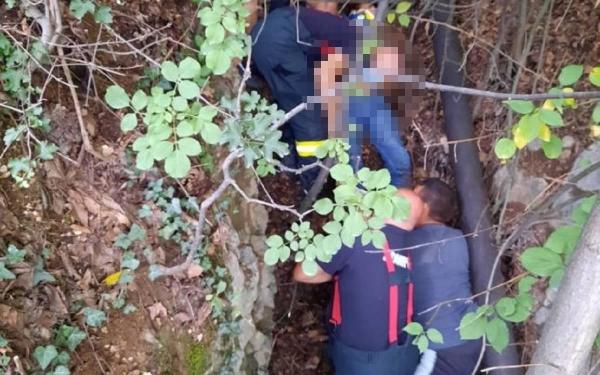 Un bărbat a încercat să plonjeze cu maşina în gol, de pe stânci, lângă Mănăstirea Arnota din Vâlcea