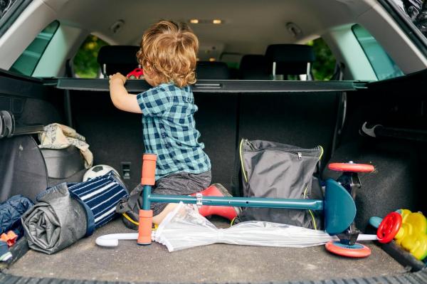 Copil de 2 ani, în stare gravă după ce și-a prins capul în geamul mașinii