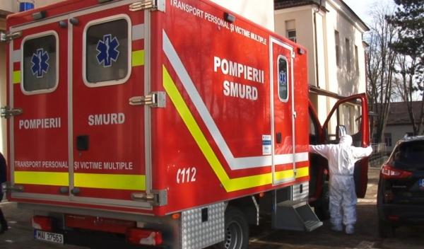 Medic lângă o ambulanţă de transport pacienţi cu coronavirus