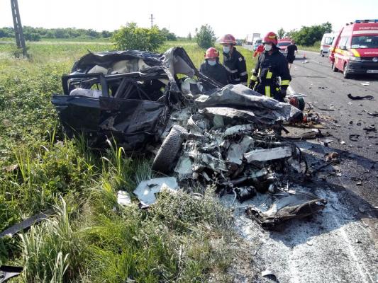 Accident mortal în Timiş, după ce un şofer a ratat curba. După impact, maşina era imposibil de recunoscut
